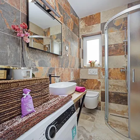 Nur For 10 People Near With 45 M2 Private Pool & Jacuzzi Only 2 Km From Villa Pula