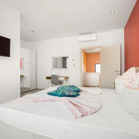 Nur For 10 People Near With 45 M2 Private Pool & Jacuzzi Only 2 Km From *