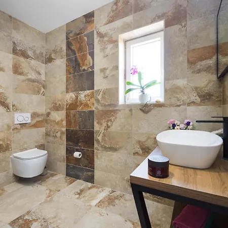 Βίλα Nur For 10 People Near With 45 M2 Private Pool & Jacuzzi Only 2 Km From