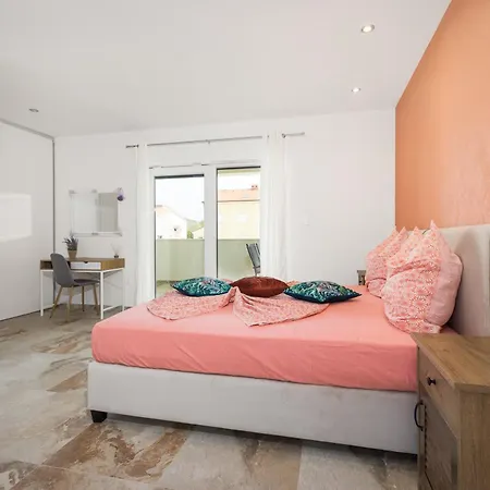 Nur For 10 People Near With 45 M2 Private Pool & Jacuzzi Only 2 Km From