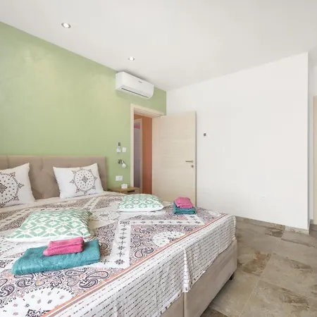 Βίλα Nur For 10 People Near With 45 M2 Private Pool & Jacuzzi Only 2 Km From