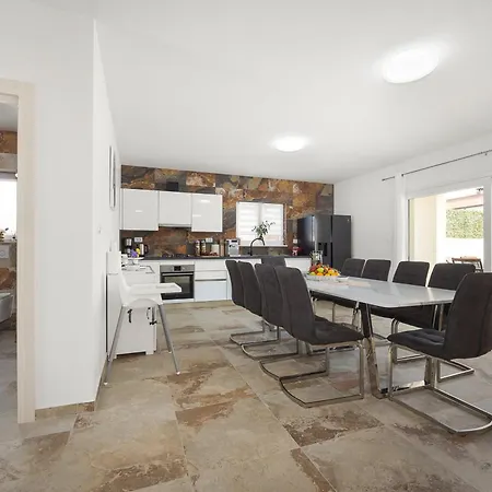 Nur For 10 People Near With 45 M2 Private Pool & Jacuzzi Only 2 Km From *