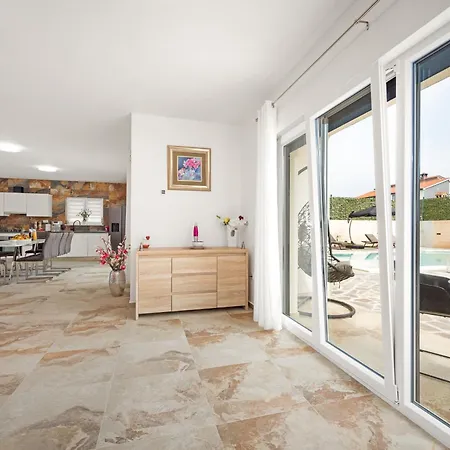 Nur For 10 People Near With 45 M2 Private Pool & Jacuzzi Only 2 Km From Πούλα