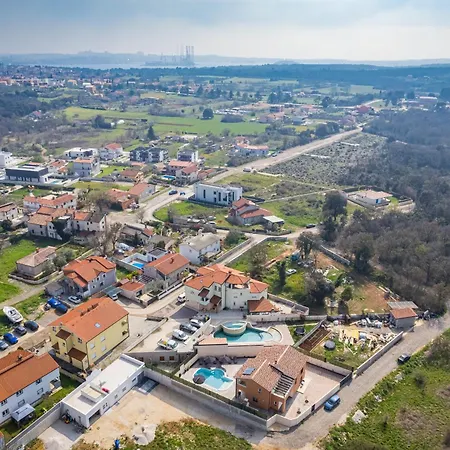 וילה Nur For 10 People Near With 45 M2 Private Pool & Jacuzzi Only 2 Km From *