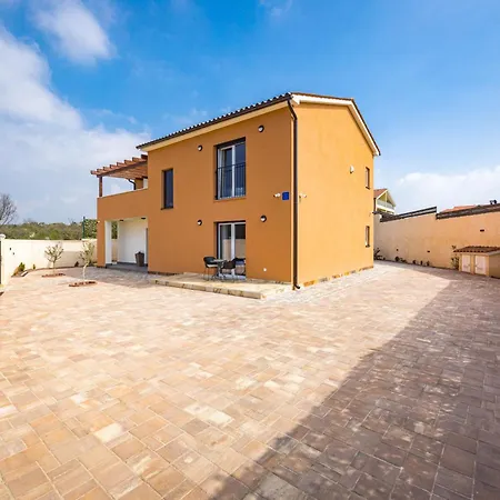 Nur For 10 People Near With 45 M2 Private Pool & Jacuzzi Only 2 Km From וילה