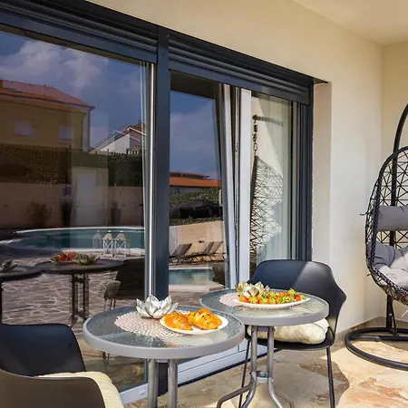 Βίλα Nur For 10 People Near With 45 M2 Private Pool & Jacuzzi Only 2 Km From