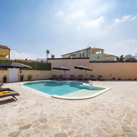 Nur For 10 People Near With 45 M2 Private Pool & Jacuzzi Only 2 Km From Villa Pula