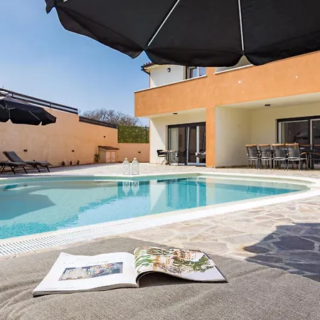 Nur For 10 People Near With 45 M2 Private Pool & Jacuzzi Only 2 Km From *