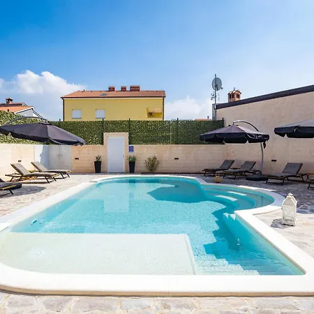 Nur For 10 People Near With 45 M2 Private Pool & Jacuzzi Only 2 Km From Πούλα