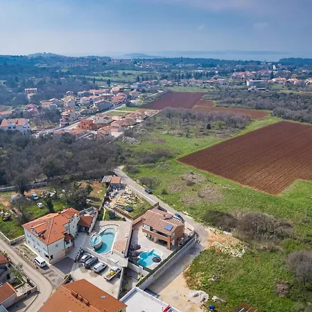 Βίλα Nur For 10 People Near With 45 M2 Private Pool & Jacuzzi Only 2 Km From