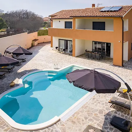 Nur For 10 People Near With 45 M2 Private Pool & Jacuzzi Only 2 Km From Pula
