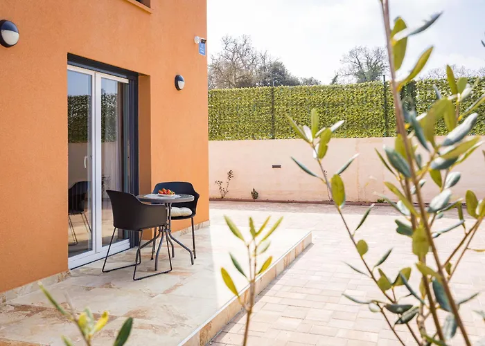 Nur For 10 People Near With 45 M2 Private Pool & Jacuzzi Only 2 Km From * Pula