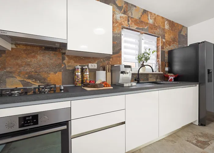 Nur For 10 People Near With 45 M2 Private Pool & Jacuzzi Only 2 Km From * Pula