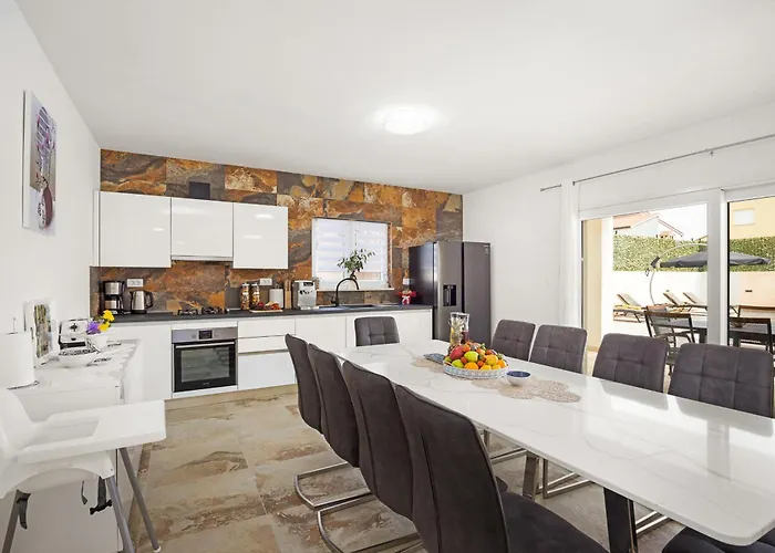 Villa Nur For 10 People Near With 45 M2 Private Pool & Jacuzzi Only 2 Km From Pula