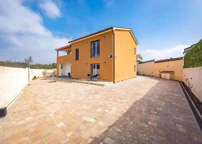 Nur For 10 People Near With 45 M2 Private Pool & Jacuzzi Only 2 Km From Villa