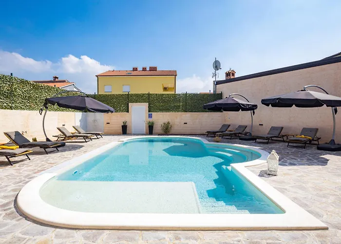 Nur For 10 People Near With 45 M2 Private Pool & Jacuzzi Only 2 Km From Pula