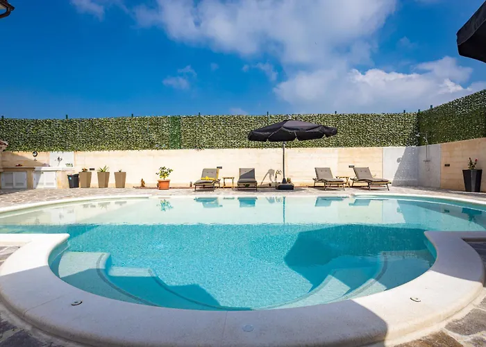 Nur For 10 People Near With 45 M2 Private Pool & Jacuzzi Only 2 Km From Villa Pula