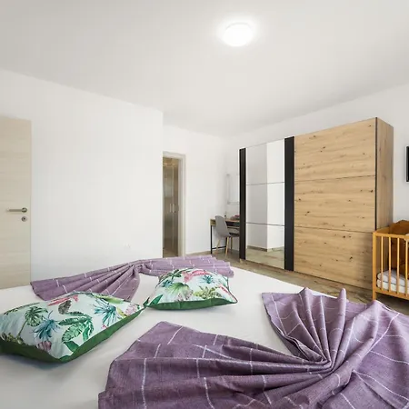 Vila Nur For 10 People Near With 45 M2 Private Pool & Jacuzzi Only 2 Km From Pula