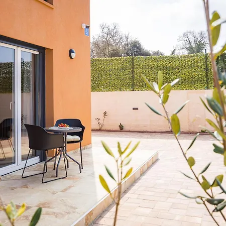 Nur For 10 People Near With 45 M2 Private Pool & Jacuzzi Only 2 Km From * Pula