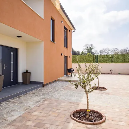 Nur For 10 People Near With 45 M2 Private Pool & Jacuzzi Only 2 Km From Villa
