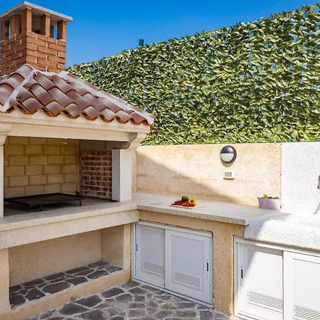 Nur For 10 People Near With 45 M2 Private Pool & Jacuzzi Only 2 Km From Villa