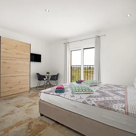 Nur For 10 People Near With 45 M2 Private Pool & Jacuzzi Only 2 Km From Villa Pola