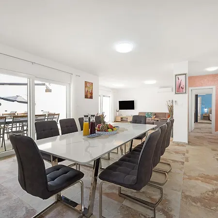 Nur For 10 People Near With 45 M2 Private Pool & Jacuzzi Only 2 Km From * Pola