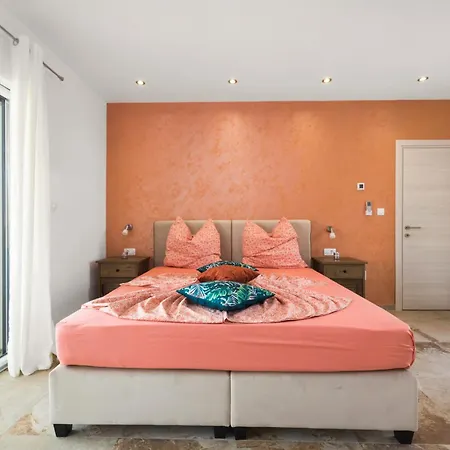 Nur For 10 People Near With 45 M2 Private Pool & Jacuzzi Only 2 Km From Villa