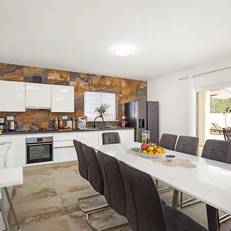 Vila Nur For 10 People Near With 45 M2 Private Pool & Jacuzzi Only 2 Km From Pula