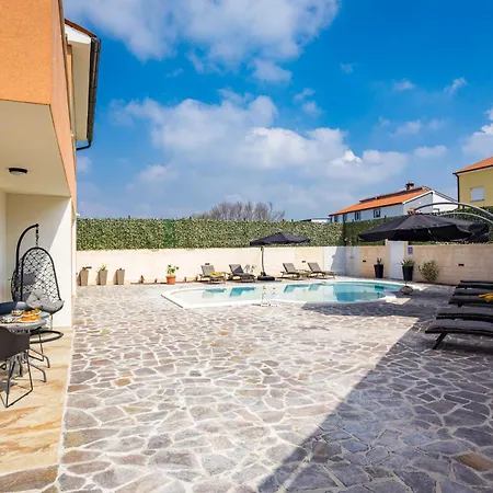 Nur For 10 People Near With 45 M2 Private Pool & Jacuzzi Only 2 Km From *
