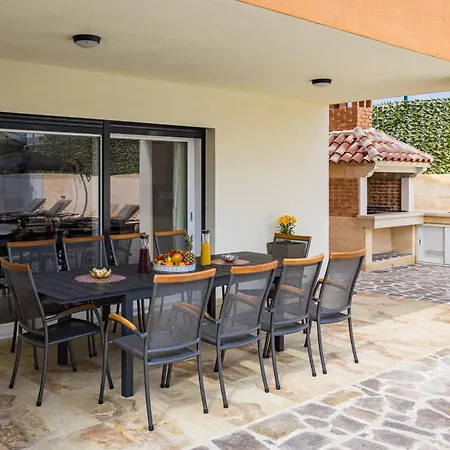 Nur For 10 People Near With 45 M2 Private Pool & Jacuzzi Only 2 Km From Vila