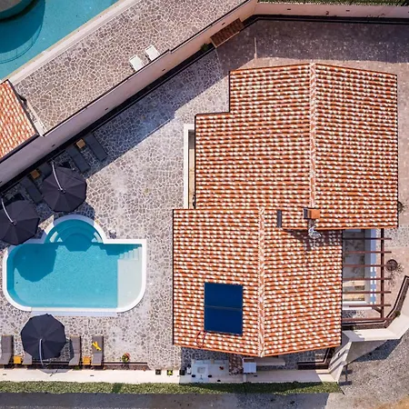 Vila Nur For 10 People Near With 45 M2 Private Pool & Jacuzzi Only 2 Km From Pula