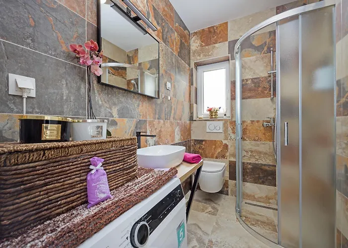Nur For 10 People Near With 45 M2 Private Pool & Jacuzzi Only 2 Km From Villa Pula