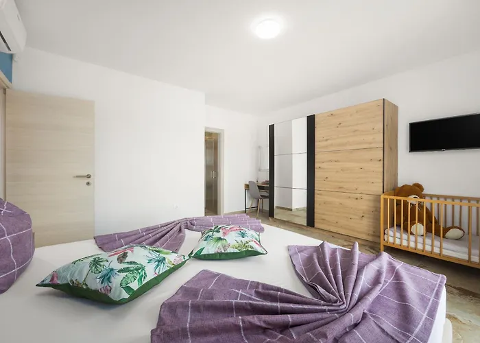 Villa Nur For 10 People Near With 45 M2 Private Pool & Jacuzzi Only 2 Km From Pula