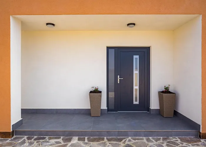 Nur For 10 People Near With 45 M2 Private Pool & Jacuzzi Only 2 Km From Pula