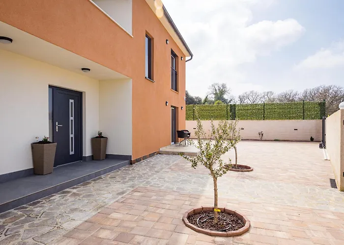 Nur For 10 People Near With 45 M2 Private Pool & Jacuzzi Only 2 Km From Villa