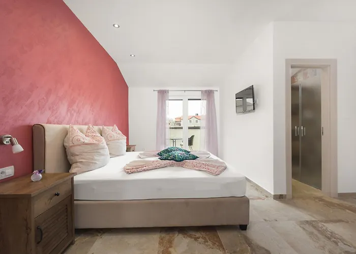 Vila Nur For 10 People Near With 45 M2 Private Pool & Jacuzzi Only 2 Km From Pula