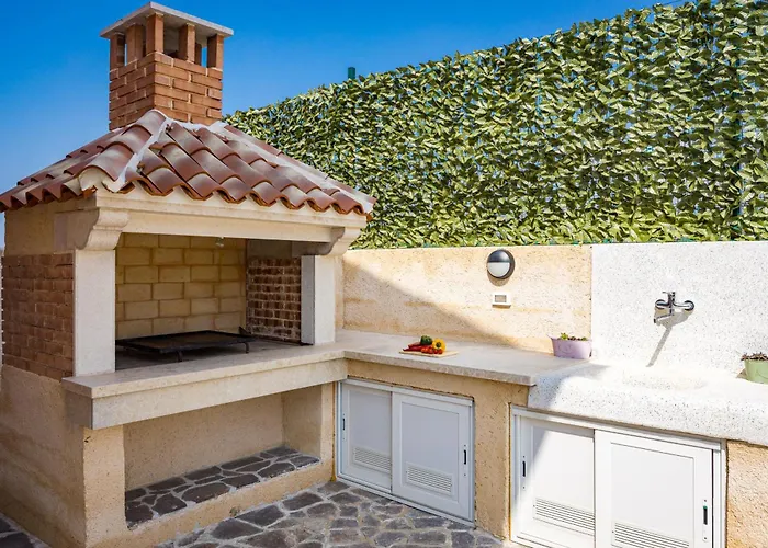 Nur For 10 People Near With 45 M2 Private Pool & Jacuzzi Only 2 Km From Villa