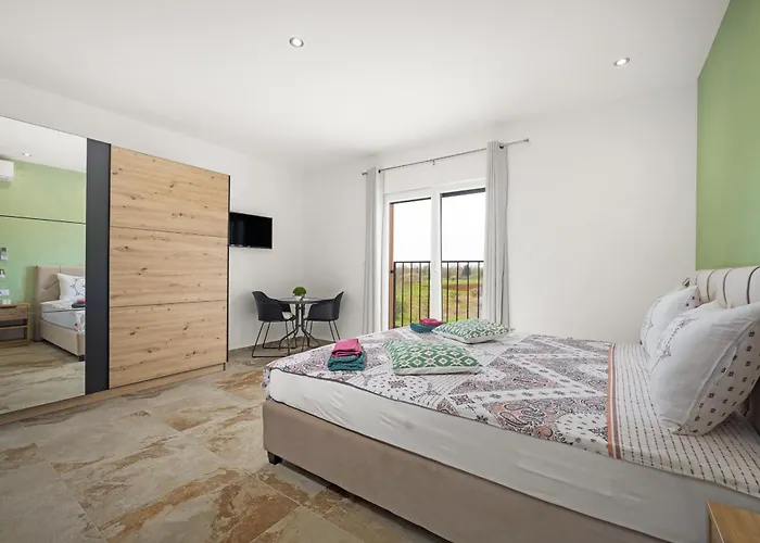 Nur For 10 People Near With 45 M2 Private Pool & Jacuzzi Only 2 Km From Vila Pula