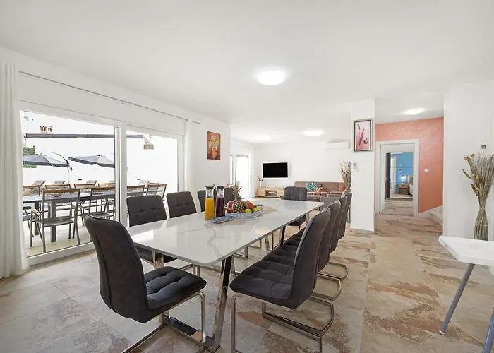 Nur For 10 People Near With 45 M2 Private Pool & Jacuzzi Only 2 Km From * Pula