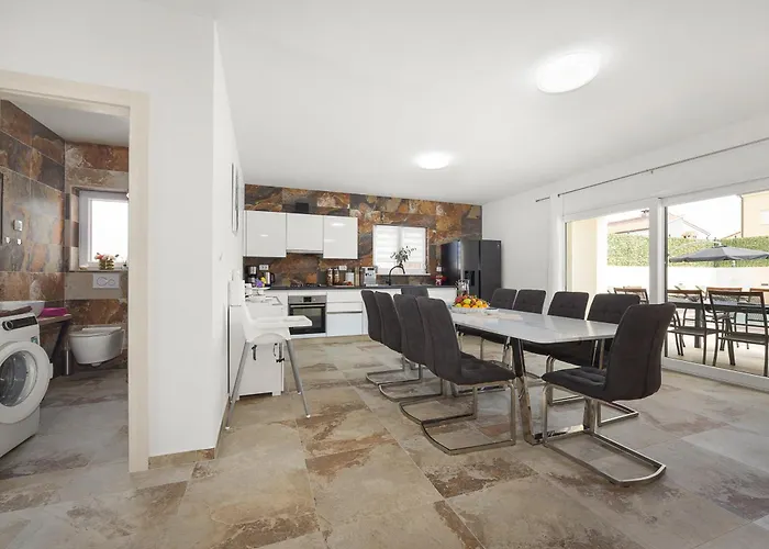 Nur For 10 People Near With 45 M2 Private Pool & Jacuzzi Only 2 Km From *