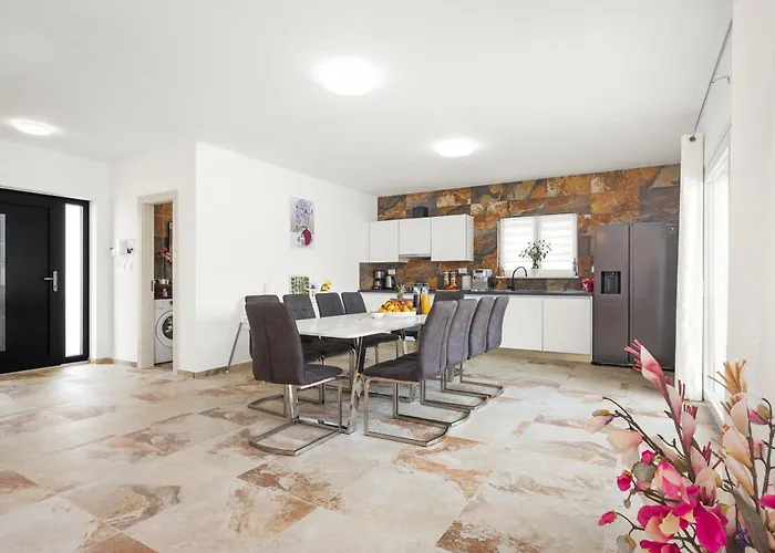 Nur For 10 People Near With 45 M2 Private Pool & Jacuzzi Only 2 Km From Villa