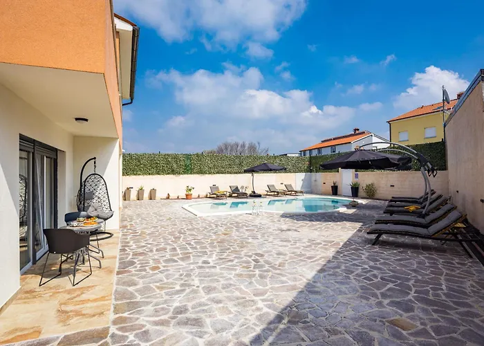 Nur For 10 People Near With 45 M2 Private Pool & Jacuzzi Only 2 Km From *