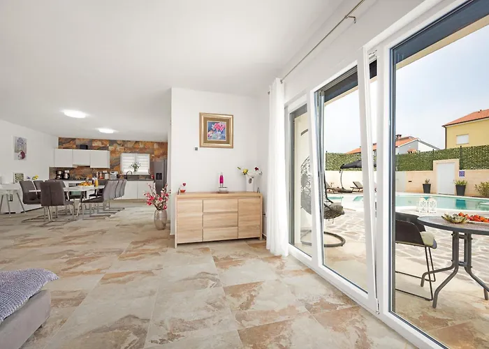 Nur For 10 People Near With 45 M2 Private Pool & Jacuzzi Only 2 Km From Pula