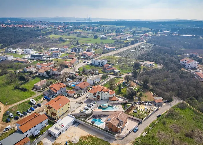 Vila Nur For 10 People Near With 45 M2 Private Pool & Jacuzzi Only 2 Km From *