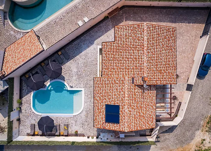 Villa Nur For 10 People Near With 45 M2 Private Pool & Jacuzzi Only 2 Km From Pula