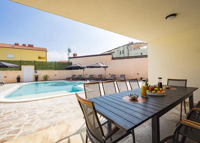 Nur For 10 People Near With 45 M2 Private Pool & Jacuzzi Only 2 Km From *