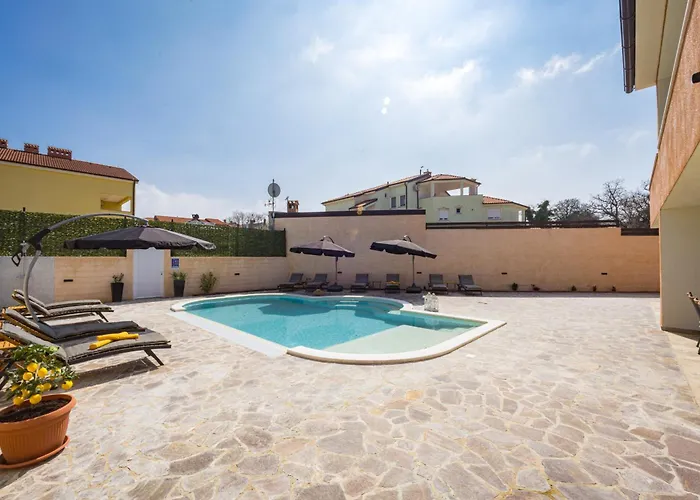 Nur For 10 People Near With 45 M2 Private Pool & Jacuzzi Only 2 Km From Villa Pula
