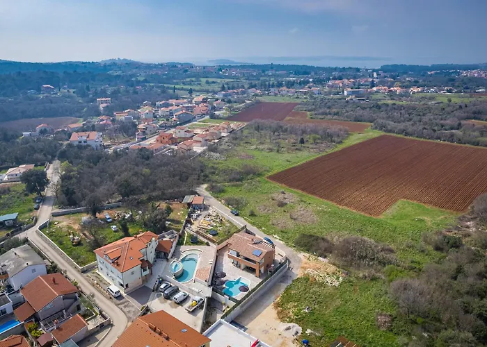 Villa Nur For 10 People Near With 45 M2 Private Pool & Jacuzzi Only 2 Km From