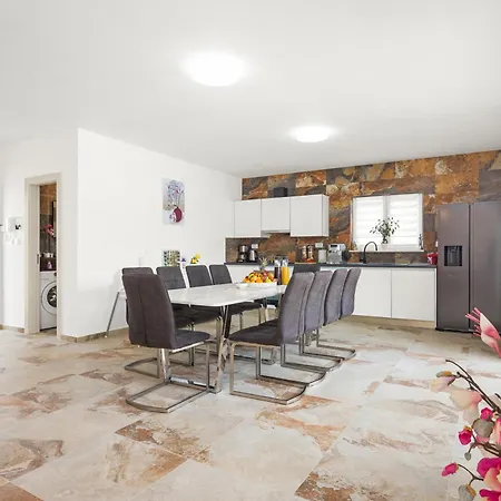 Nur For 10 People Near With 45 M2 Private Pool & Jacuzzi Only 2 Km From Vila